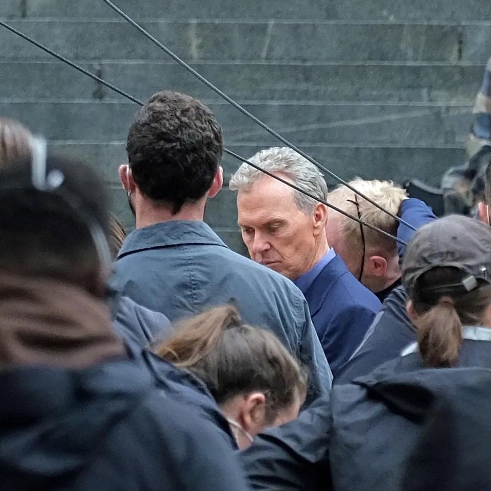 THE FLASH Set Photos Show Michael Keaton as Bruce Wayne and Sasha Calle as Supergirl 7 E4VsIPNWUAczibC