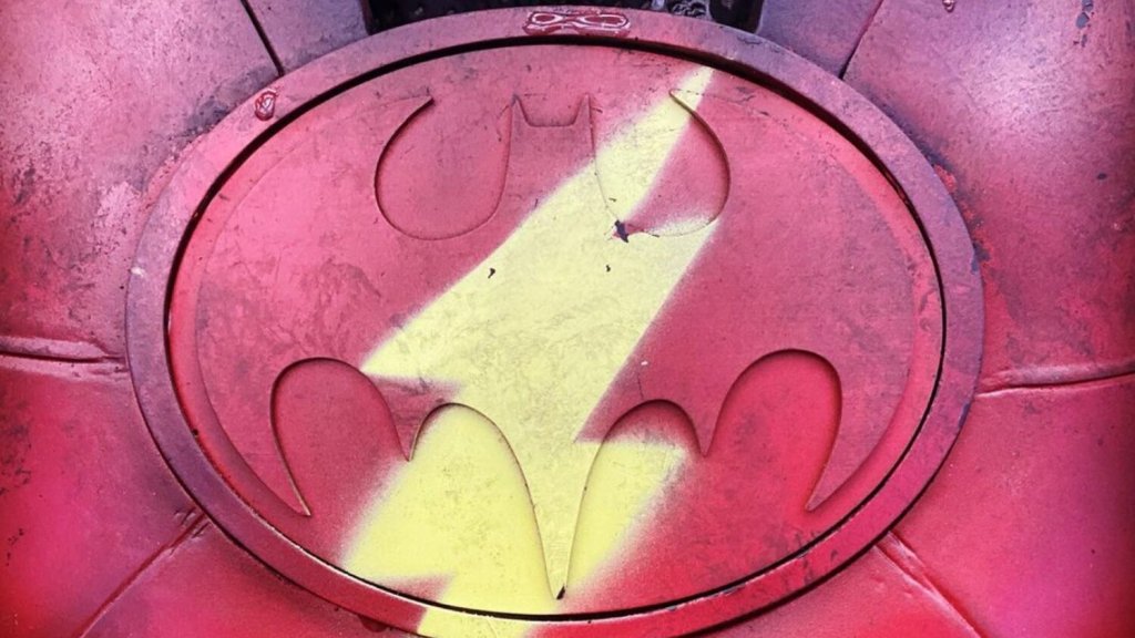THE FLASH Director Teases a Batman and Flash Costume Mashup That Has Fans Buzzing 4 THE FLASH Director Teases a Batman and Flash Costume Mashup That Has Fans Buzzing