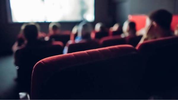 A movie theater full of avid movie buffs and thrill seekers watching a film with an expert lockpicker.